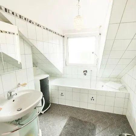 Schone 3 Zi-dachgeschosswohnung & Gigantische Aussicht *